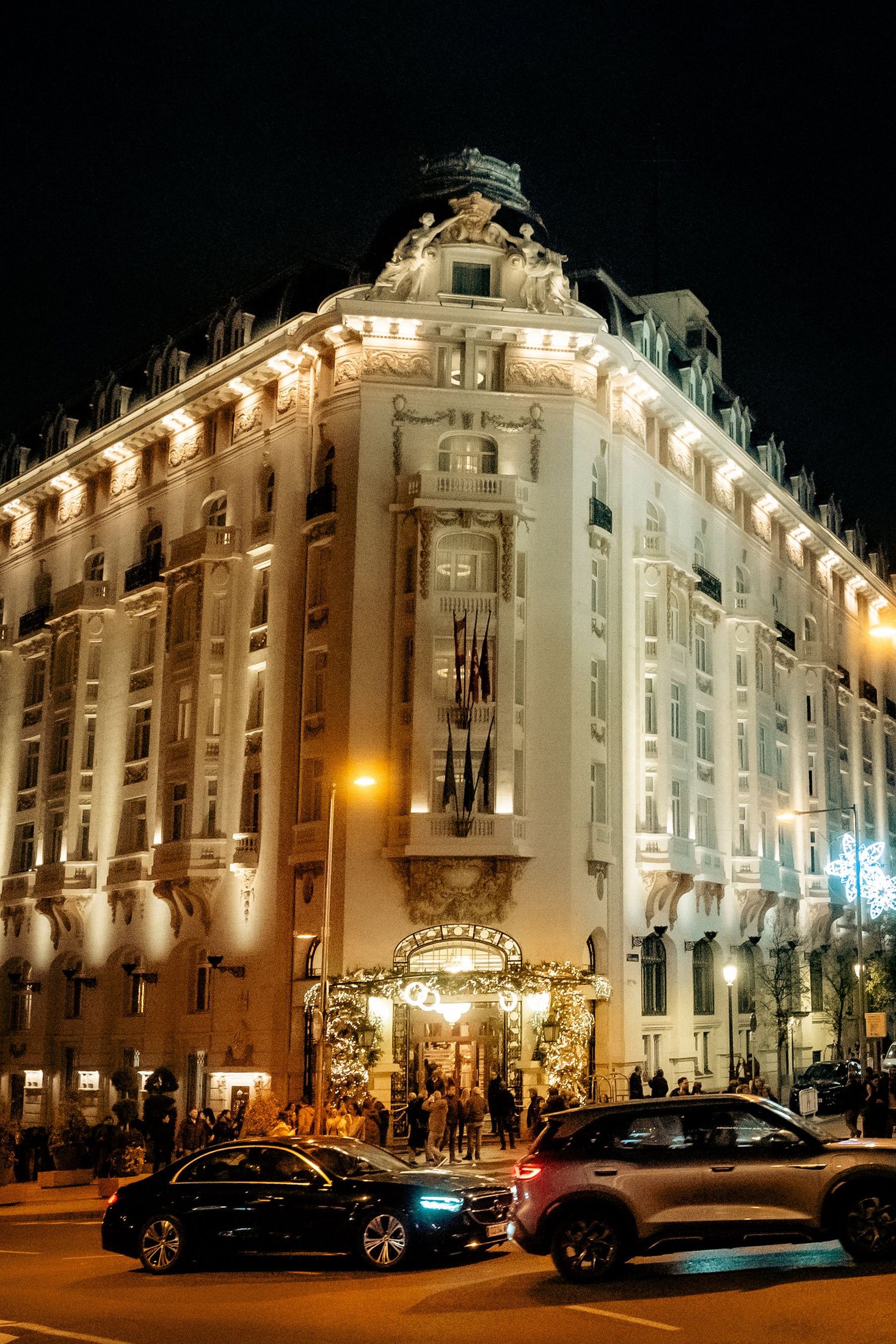 Sfeervolle luxe hotelfaçade in de avond